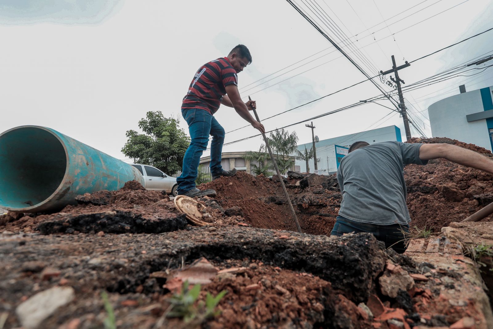 Equipes atuam simultaneamente em diversas regiões da cidade